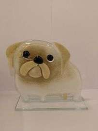 PIES MOPS szklany biało-brązowy