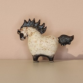 KOŃ pękaty ceramiczny biały mały