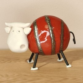 Krowa ceramiczna czerwona