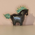 KOŃ pękaty ceramiczny czarny metaliczny z turkusowym ogonemmały