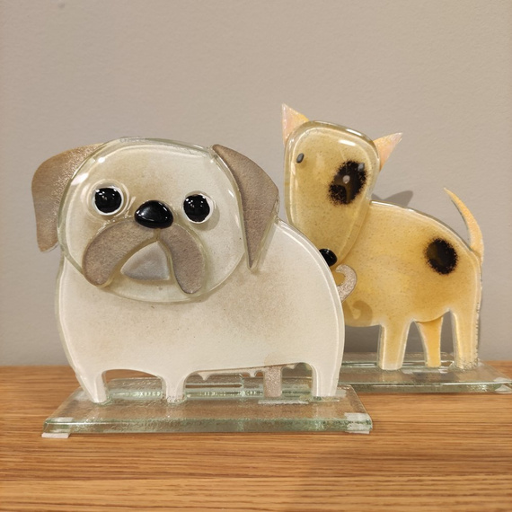 PIES MOPS szklany biało-brązowy