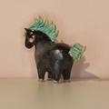 KOŃ pękaty ceramiczny czarny metaliczny z turkusowym ogonemmały