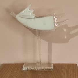 ANIOŁEK szklany Maciek lecący biały