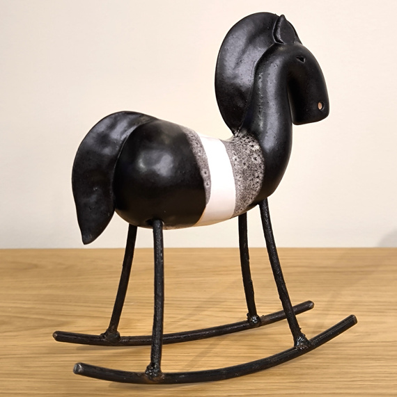 KOŃ na biegunach ceramiczny czarny