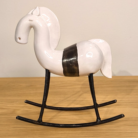 KOŃ na biegunach ceramiczny biały