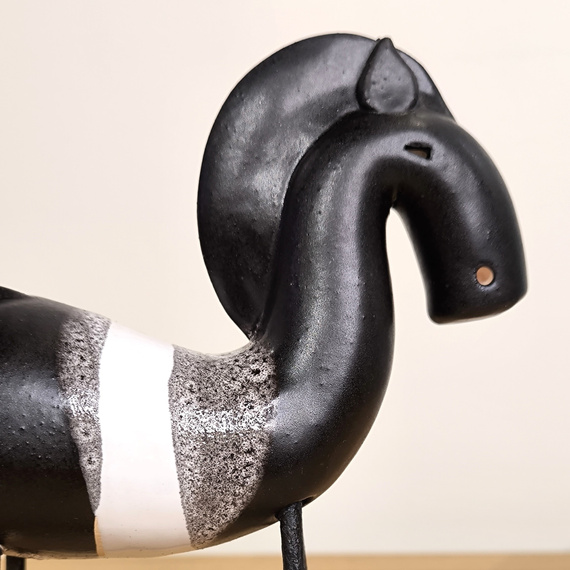 KOŃ na biegunach ceramiczny czarny