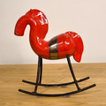 KOŃ na biegunach ceramiczny czerwony