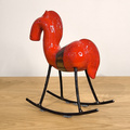 KOŃ na biegunach ceramiczny czerwony