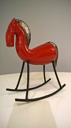 KOŃ na biegunach ceramiczny czerwony