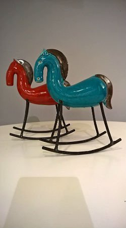 KOŃ na biegunach ceramiczny czerwony