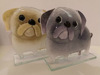 PIES MOPS szklany biało-brązowy