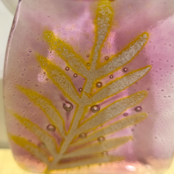 ANIOŁEK szklany fioletowy z pomarańczową gałązką