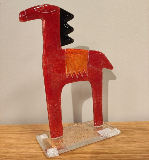 KOŃ szklany czerwony