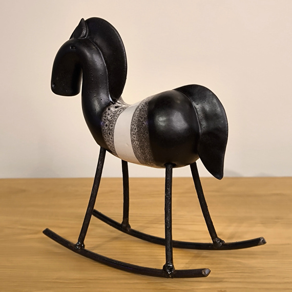 KOŃ na biegunach ceramiczny czarny