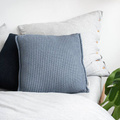 Poduszka MOYHA dziergana kwadratowa niebieska
