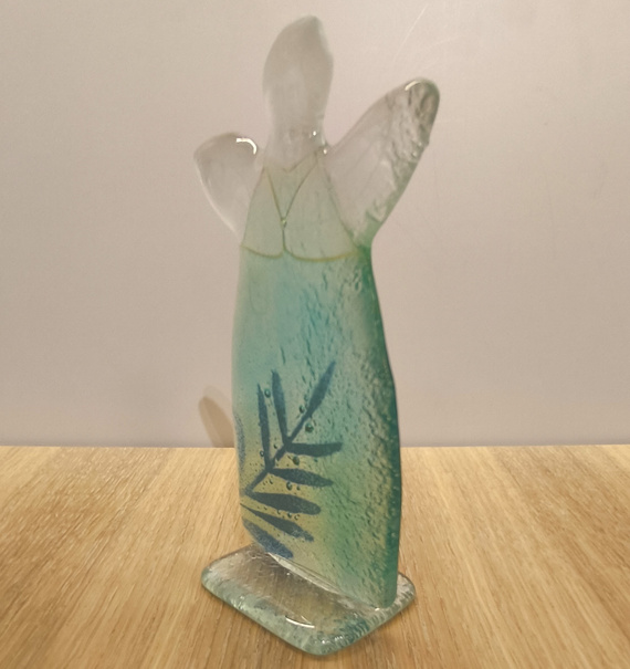 ANIOŁEK szklany błękitny z zieloną gałązka