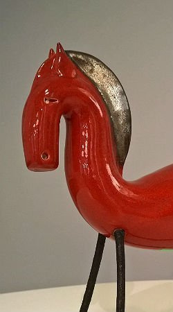 KOŃ na biegunach ceramiczny czerwony