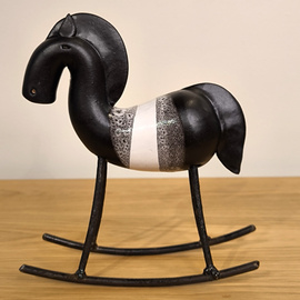 KOŃ na biegunach ceramiczny czarny