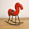 KOŃ na biegunach ceramiczny czerwony