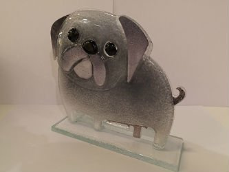 PIES szklany MOPS szary