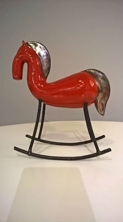 KOŃ na biegunach ceramiczny czerwony