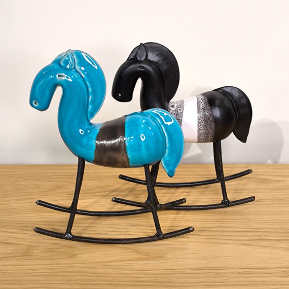 KOŃ na biegunach ceramiczny czarny