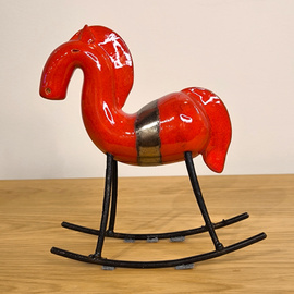 KOŃ na biegunach ceramiczny czerwony