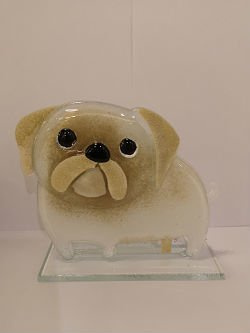 PIES MOPS szklany biało-brązowy