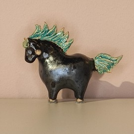 KOŃ pękaty ceramiczny czarny metaliczny z turkusowym ogonemmały
