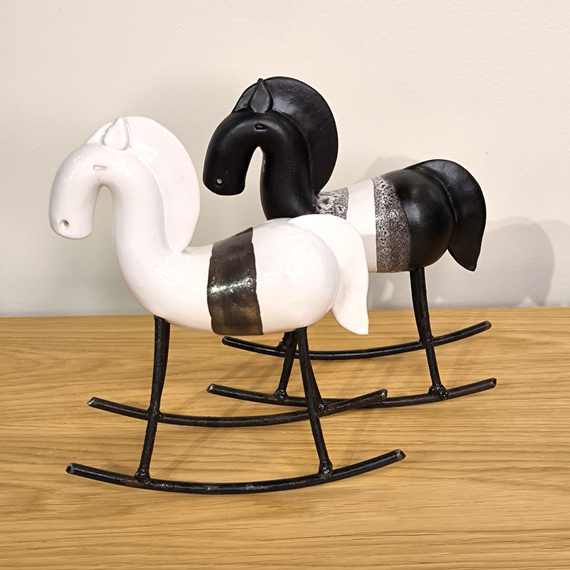 KOŃ na biegunach ceramiczny czarny