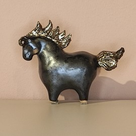 KOŃ pękaty ceramiczny czarny metaliczny mały