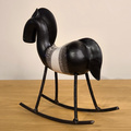 KOŃ na biegunach ceramiczny czarny