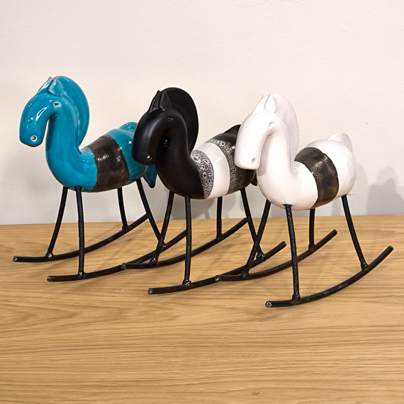 KOŃ na biegunach ceramiczny czarny