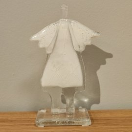 ANIOŁEK szklany Maciek stojący biały